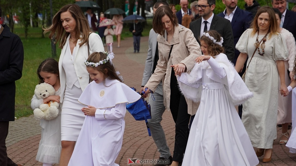 I Komunia Święta w parafii pw. Zbawiciela Świata [4.05.2025] - zdjęcie #29 - eOstroleka.pl