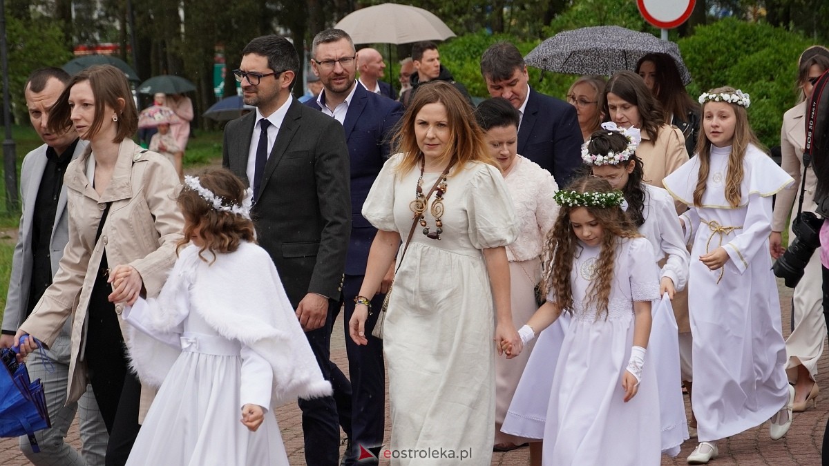 I Komunia Święta w parafii pw. Zbawiciela Świata [4.05.2025] - zdjęcie #28 - eOstroleka.pl