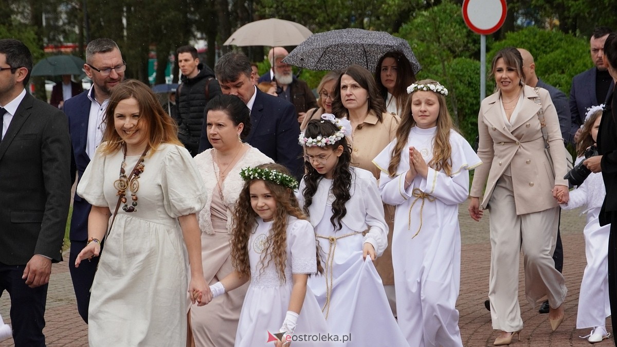 I Komunia Święta w parafii pw. Zbawiciela Świata [4.05.2025] - zdjęcie #27 - eOstroleka.pl