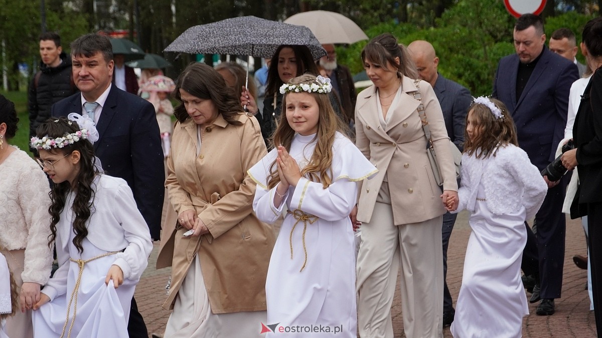 I Komunia Święta w parafii pw. Zbawiciela Świata [4.05.2025] - zdjęcie #26 - eOstroleka.pl