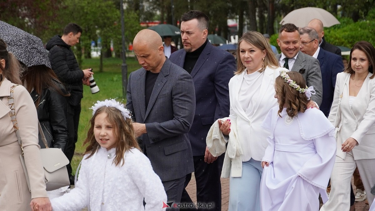 I Komunia Święta w parafii pw. Zbawiciela Świata [4.05.2025] - zdjęcie #25 - eOstroleka.pl