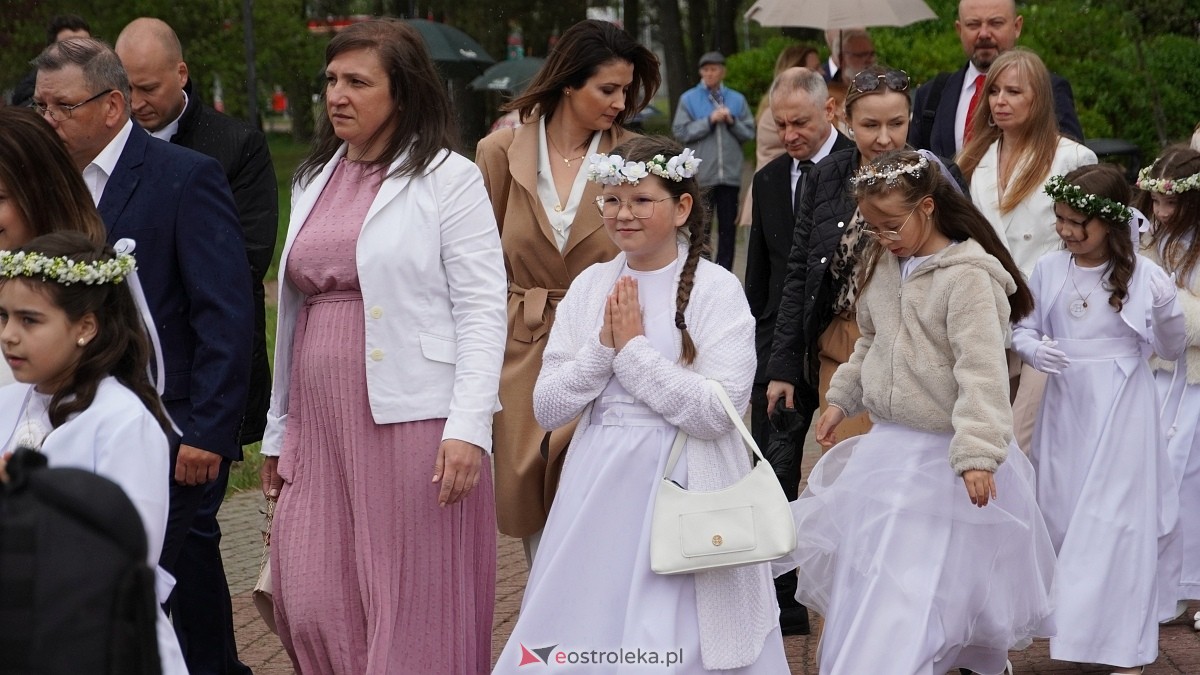 I Komunia Święta w parafii pw. Zbawiciela Świata [4.05.2025] - zdjęcie #24 - eOstroleka.pl