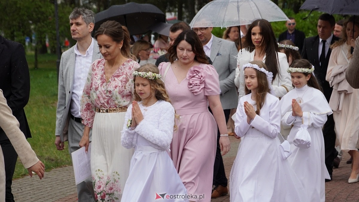 I Komunia Święta w parafii pw. Zbawiciela Świata [4.05.2025] - zdjęcie #20 - eOstroleka.pl