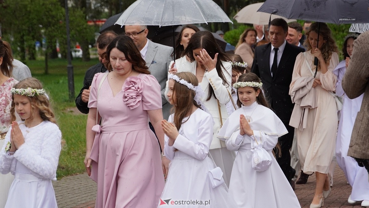 I Komunia Święta w parafii pw. Zbawiciela Świata [4.05.2025] - zdjęcie #19 - eOstroleka.pl