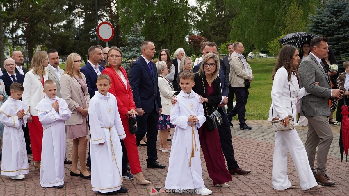 I Komunia Święta w parafii pw. Zbawiciela Świata [4.05.2025] - zdjęcie #8 - eOstroleka.pl