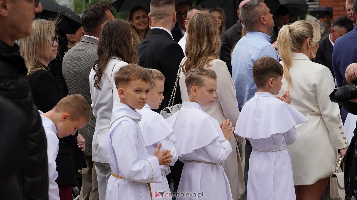 I Komunia Święta w parafii pw. Zbawiciela Świata [4.05.2025] - zdjęcie #1 - eOstroleka.pl