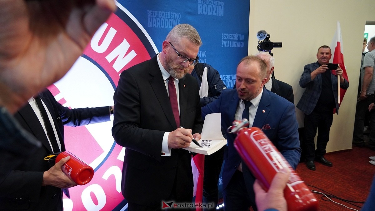 Grzegorz Braun w Ostrołęce [04.05.2025] - zdjęcie #25 - eOstroleka.pl