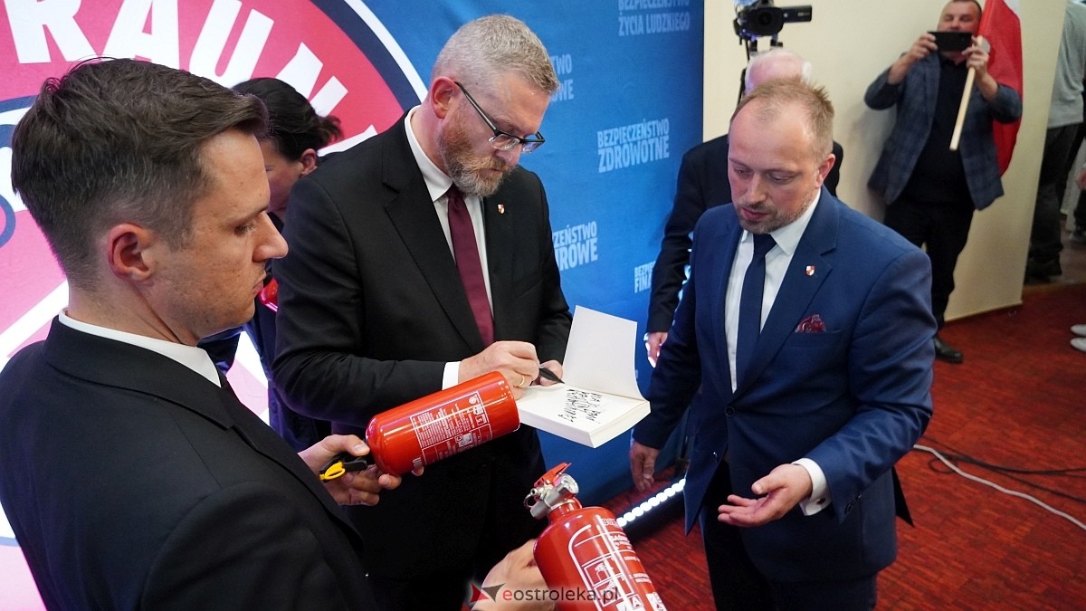 Grzegorz Braun w Ostrołęce [04.05.2025] - zdjęcie #24 - eOstroleka.pl