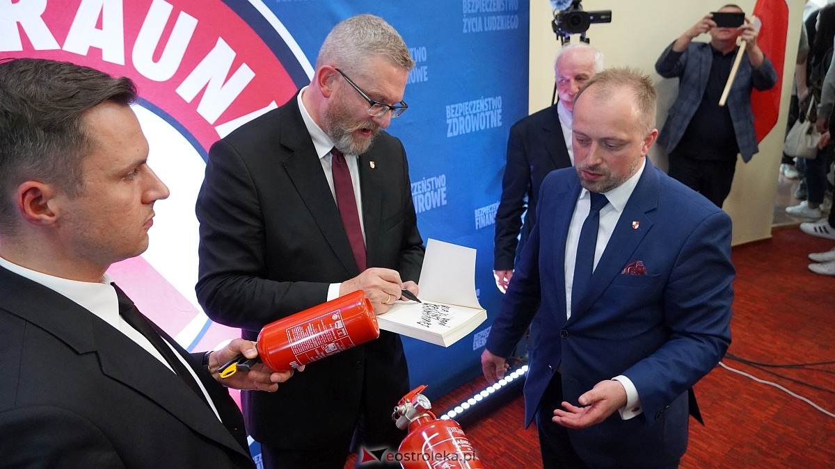 Grzegorz Braun w Ostrołęce [04.05.2025] - zdjęcie #23 - eOstroleka.pl