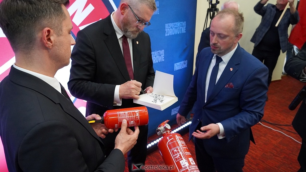 Grzegorz Braun w Ostrołęce [04.05.2025] - zdjęcie #21 - eOstroleka.pl