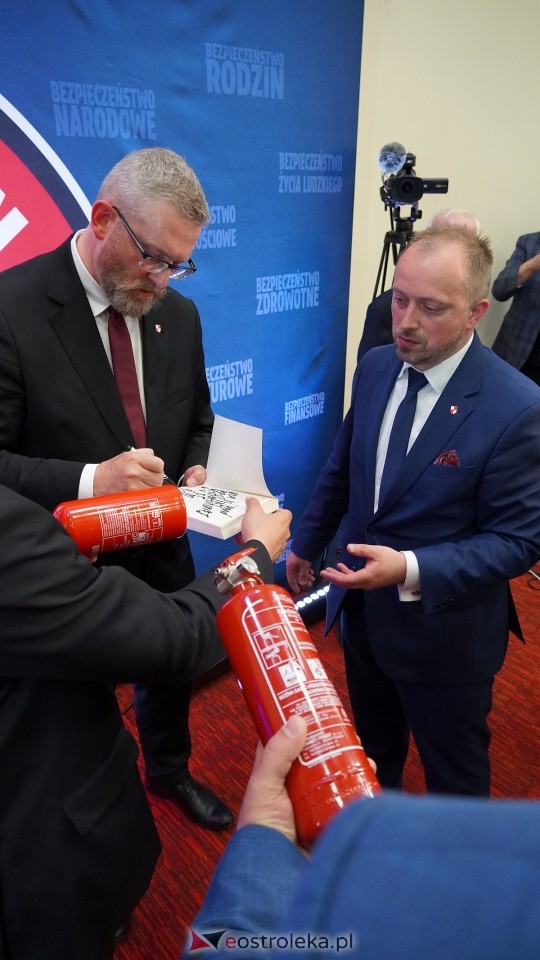 Grzegorz Braun w Ostrołęce [04.05.2025] - zdjęcie #20 - eOstroleka.pl