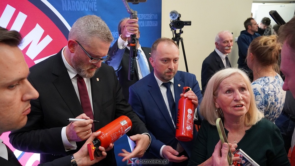 Grzegorz Braun w Ostrołęce [04.05.2025] - zdjęcie #13 - eOstroleka.pl