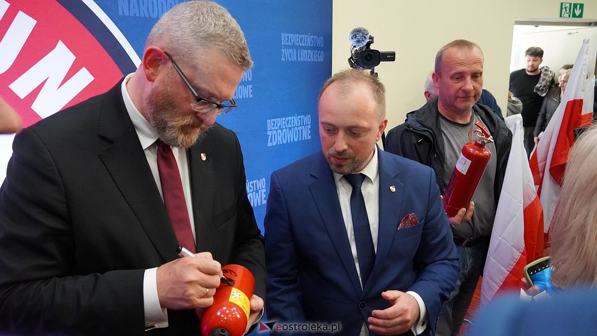 Grzegorz Braun w Ostrołęce [04.05.2025] - zdjęcie #8 - eOstroleka.pl