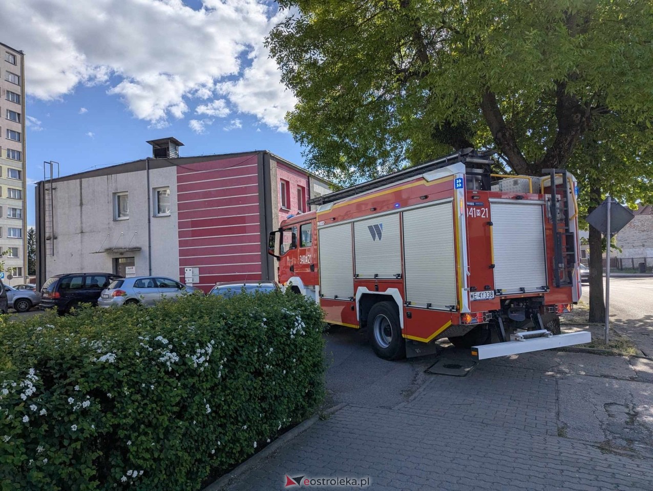 Akcja ratunkowa w bloku przy ul. Sienkiewicza w Ostrołęce [05.05.2025] - zdjęcie #13 - eOstroleka.pl