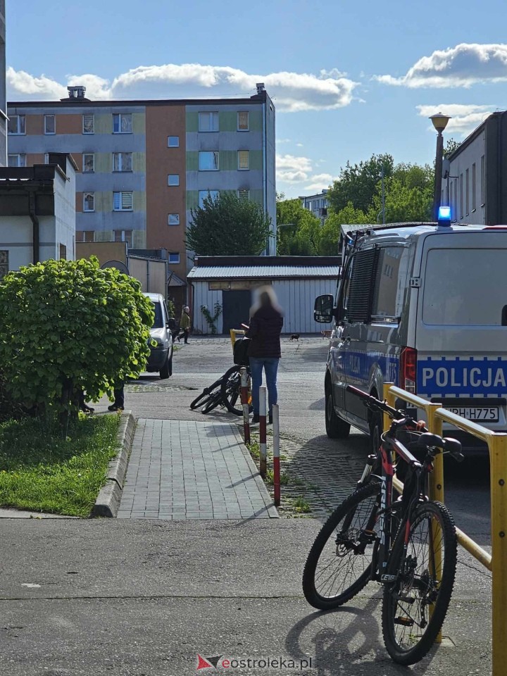 Akcja ratunkowa w bloku przy ul. Sienkiewicza w Ostrołęce [05.05.2025] - zdjęcie #12 - eOstroleka.pl