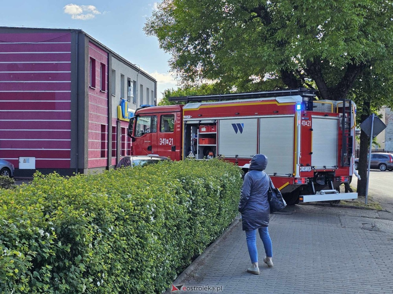 Akcja ratunkowa w bloku przy ul. Sienkiewicza w Ostrołęce [05.05.2025] - zdjęcie #10 - eOstroleka.pl