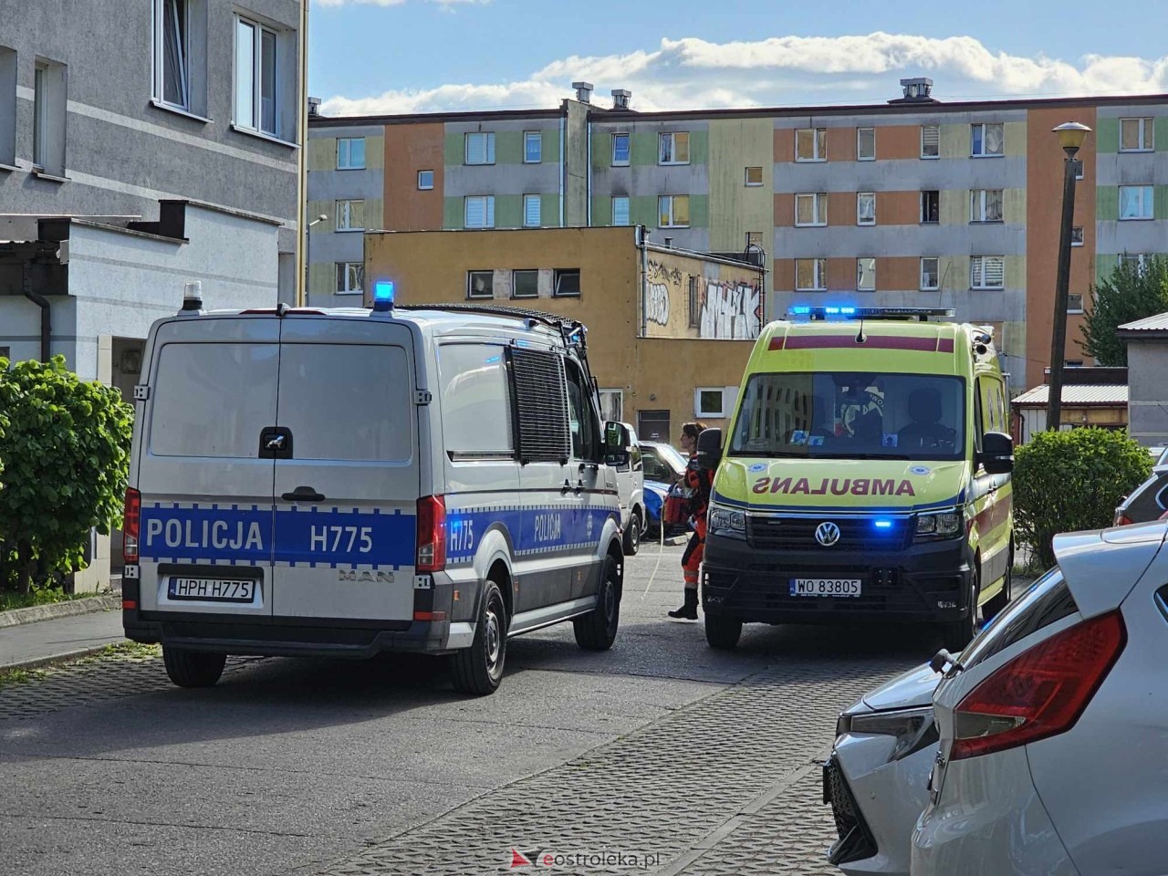 Akcja ratunkowa w bloku przy ul. Sienkiewicza w Ostrołęce [05.05.2025] - zdjęcie #9 - eOstroleka.pl