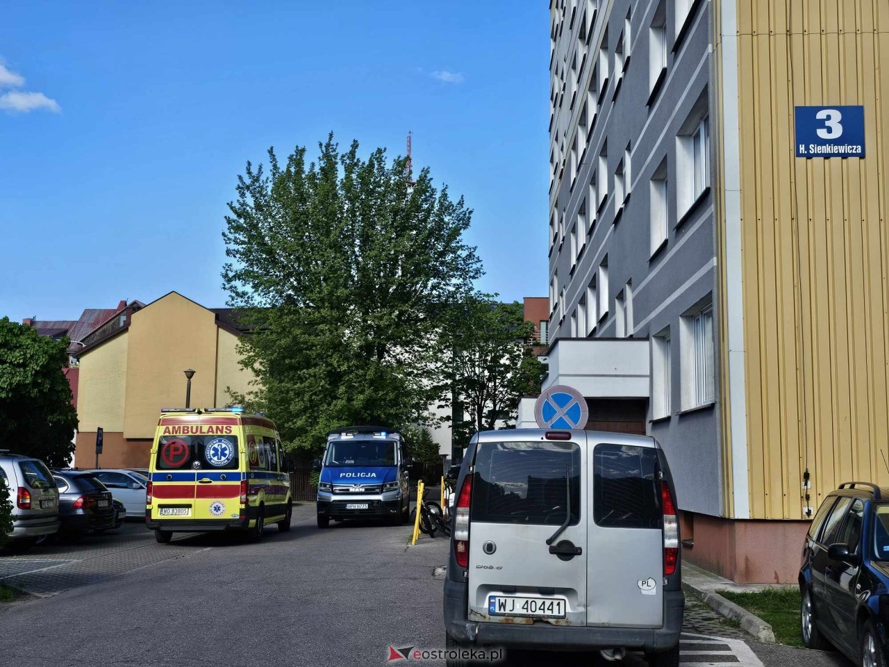 Akcja ratunkowa w bloku przy ul. Sienkiewicza w Ostrołęce [05.05.2025] - zdjęcie #8 - eOstroleka.pl