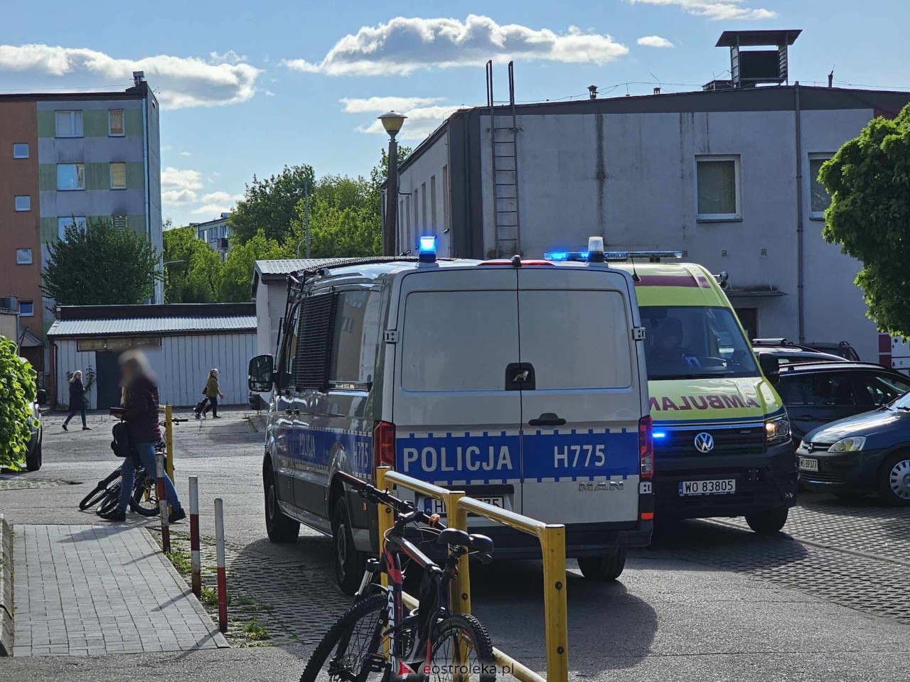 Akcja ratunkowa w bloku przy ul. Sienkiewicza w Ostrołęce [05.05.2025] - zdjęcie #7 - eOstroleka.pl