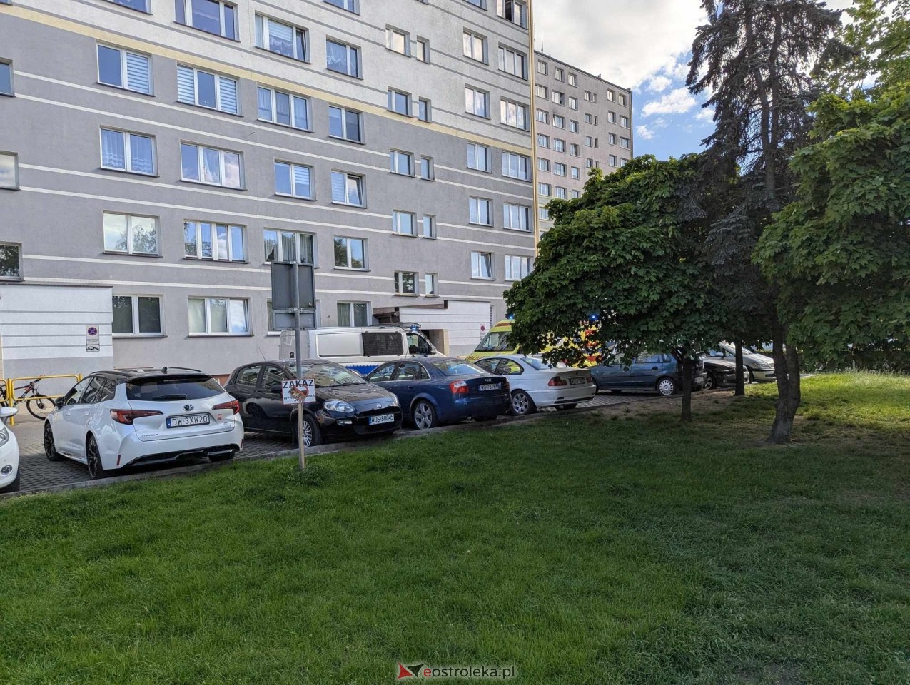 Akcja ratunkowa w bloku przy ul. Sienkiewicza w Ostrołęce [05.05.2025] - zdjęcie #6 - eOstroleka.pl