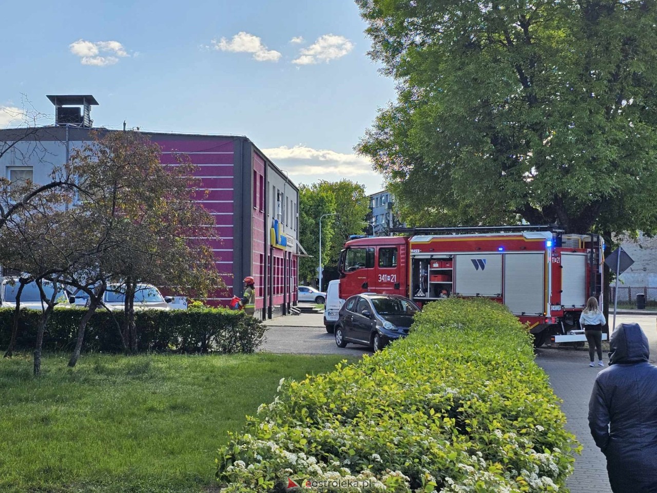Akcja ratunkowa w bloku przy ul. Sienkiewicza w Ostrołęce [05.05.2025] - zdjęcie #5 - eOstroleka.pl