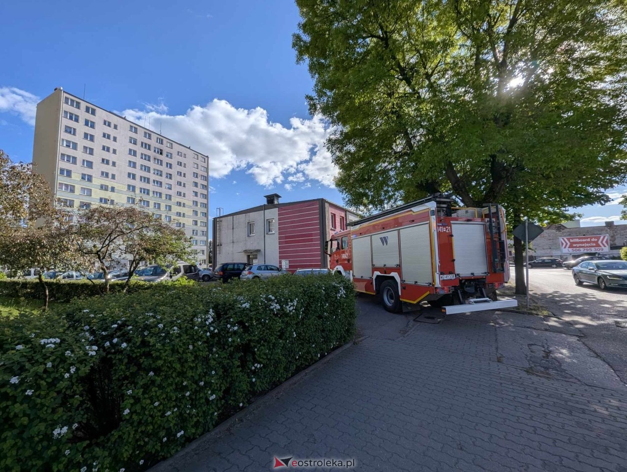 Akcja ratunkowa w bloku przy ul. Sienkiewicza w Ostrołęce [05.05.2025] - zdjęcie #3 - eOstroleka.pl