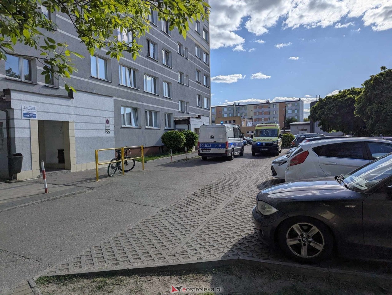 Akcja ratunkowa w bloku przy ul. Sienkiewicza w Ostrołęce [05.05.2025] - zdjęcie #2 - eOstroleka.pl