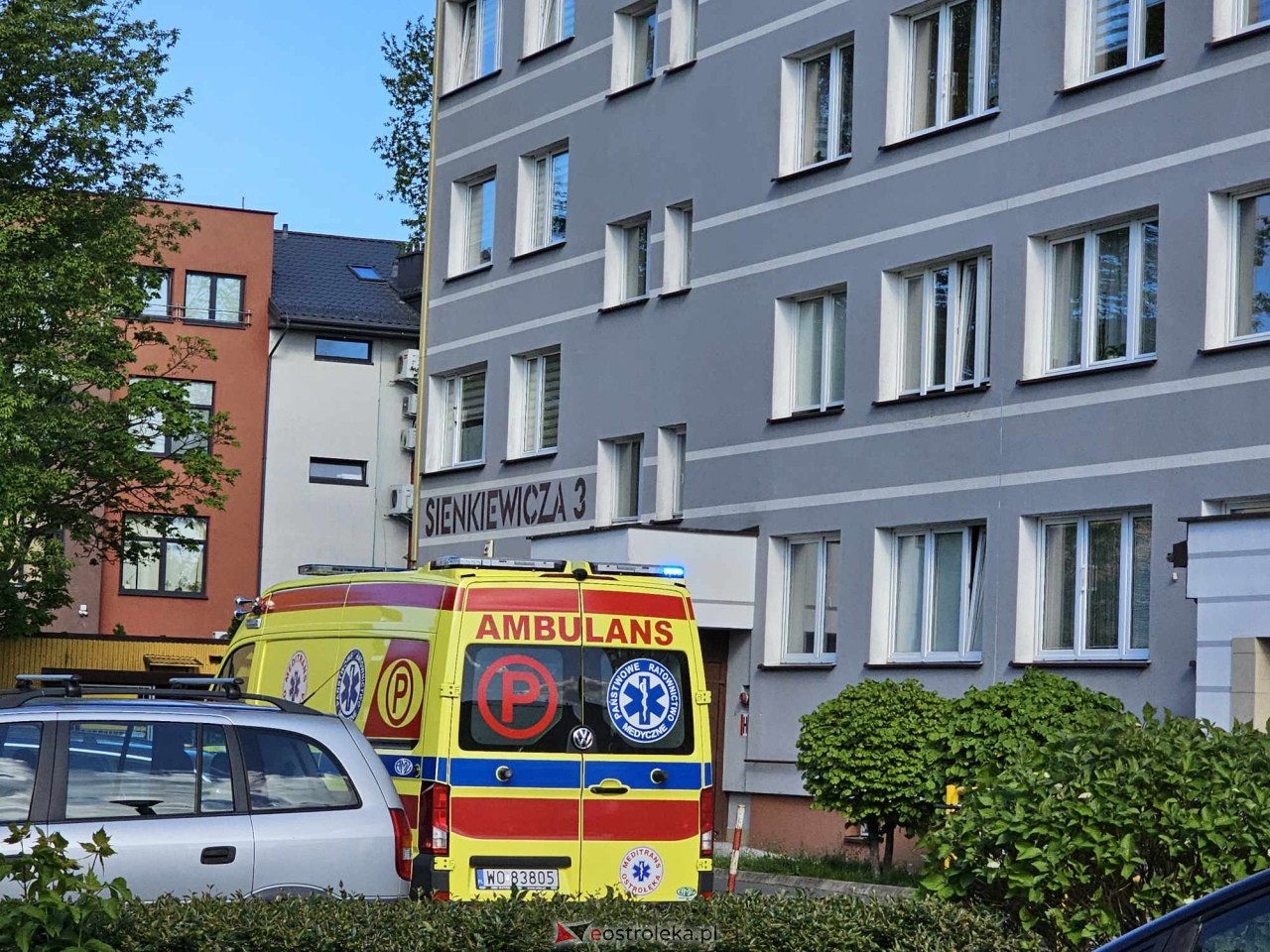 Akcja ratunkowa w bloku przy ul. Sienkiewicza w Ostrołęce [05.05.2025] - zdjęcie #1 - eOstroleka.pl