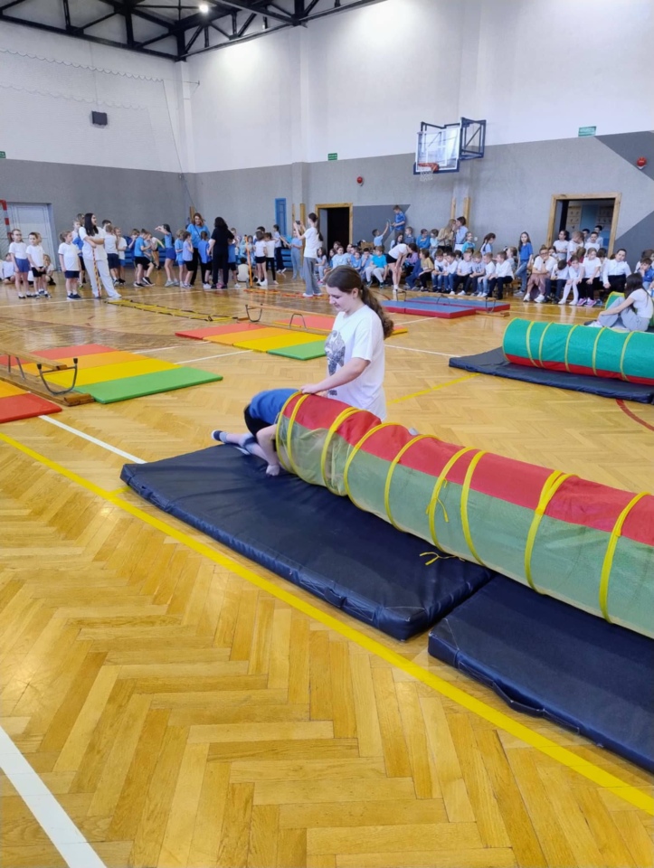 Niebieskie igrzyska w SP 10 w Ostrołęce - zdjęcie #39 - eOstroleka.pl