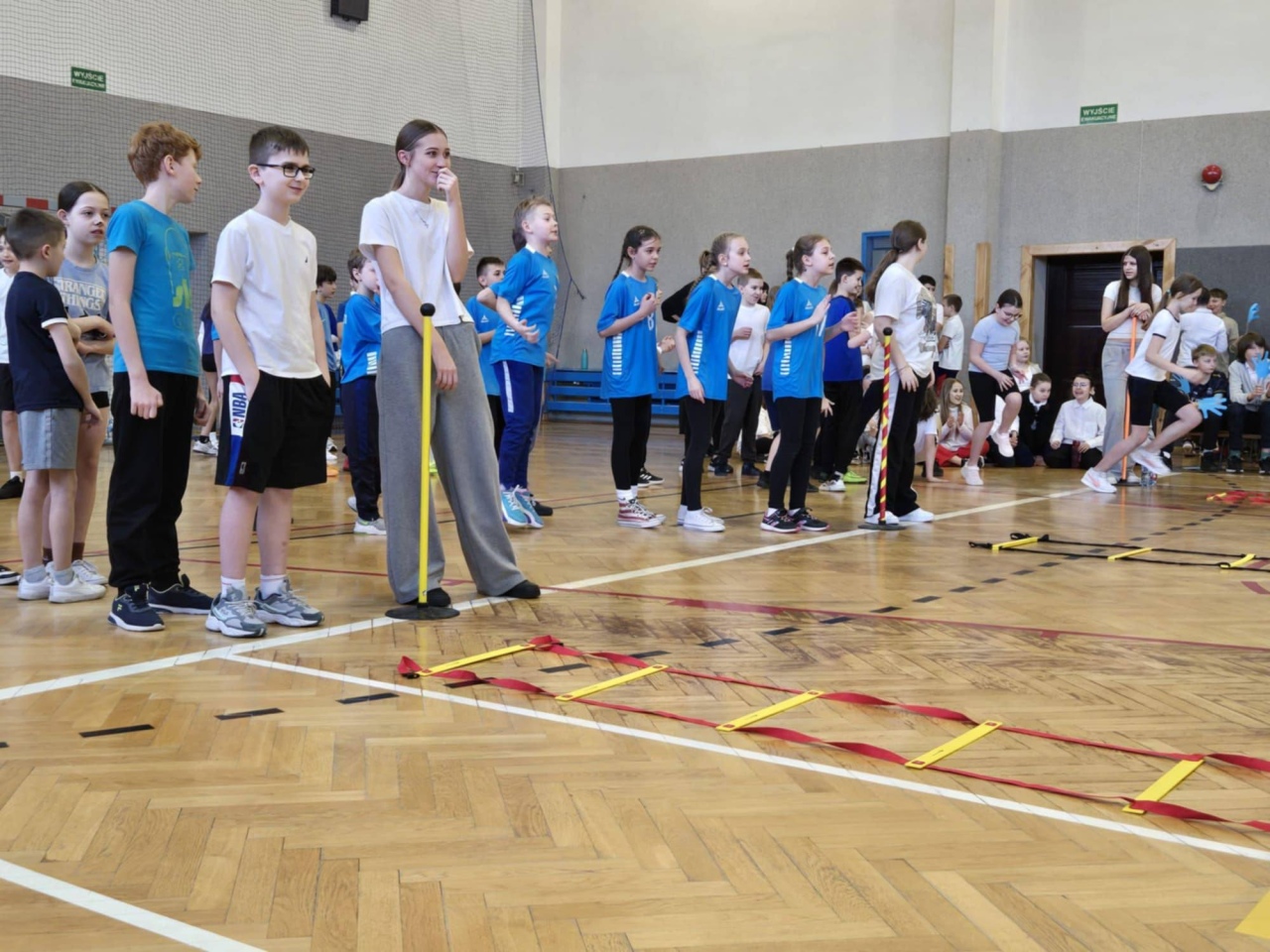 Niebieskie igrzyska w SP 10 w Ostrołęce - zdjęcie #38 - eOstroleka.pl