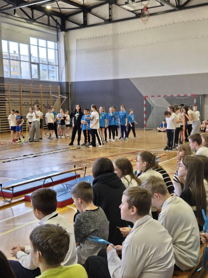 Niebieskie igrzyska w SP 10 w Ostrołęce - zdjęcie #37 - eOstroleka.pl