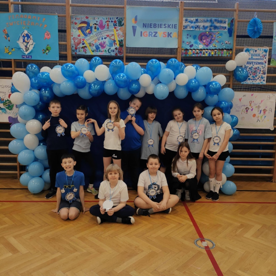 Niebieskie igrzyska w SP 10 w Ostrołęce - zdjęcie #36 - eOstroleka.pl