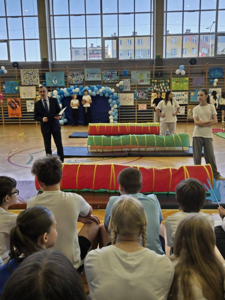 Niebieskie igrzyska w SP 10 w Ostrołęce - zdjęcie #35 - eOstroleka.pl