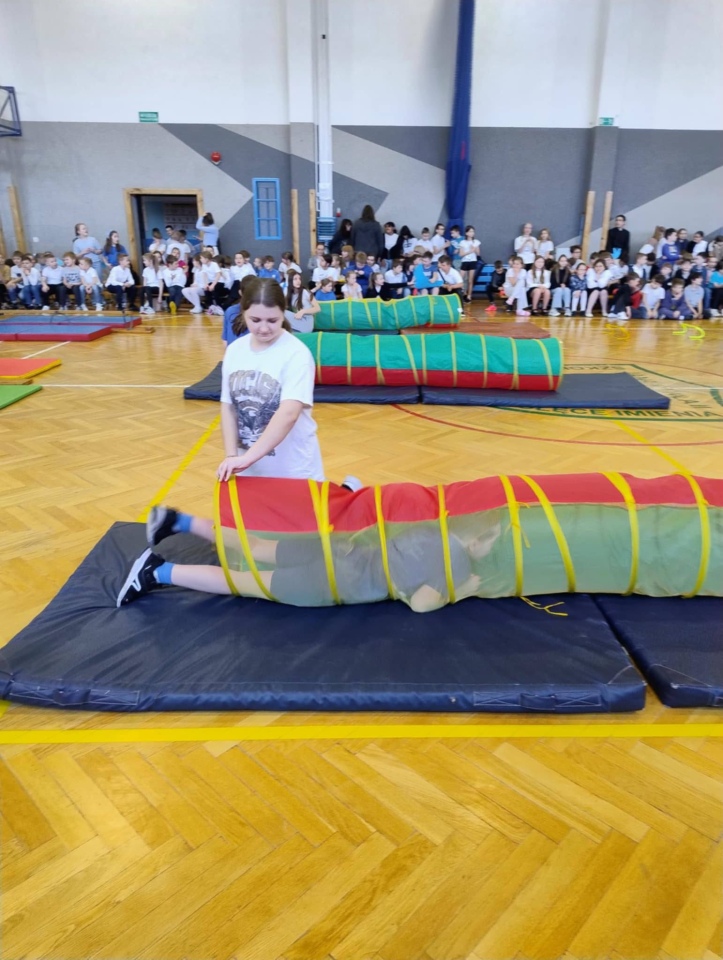 Niebieskie igrzyska w SP 10 w Ostrołęce - zdjęcie #34 - eOstroleka.pl