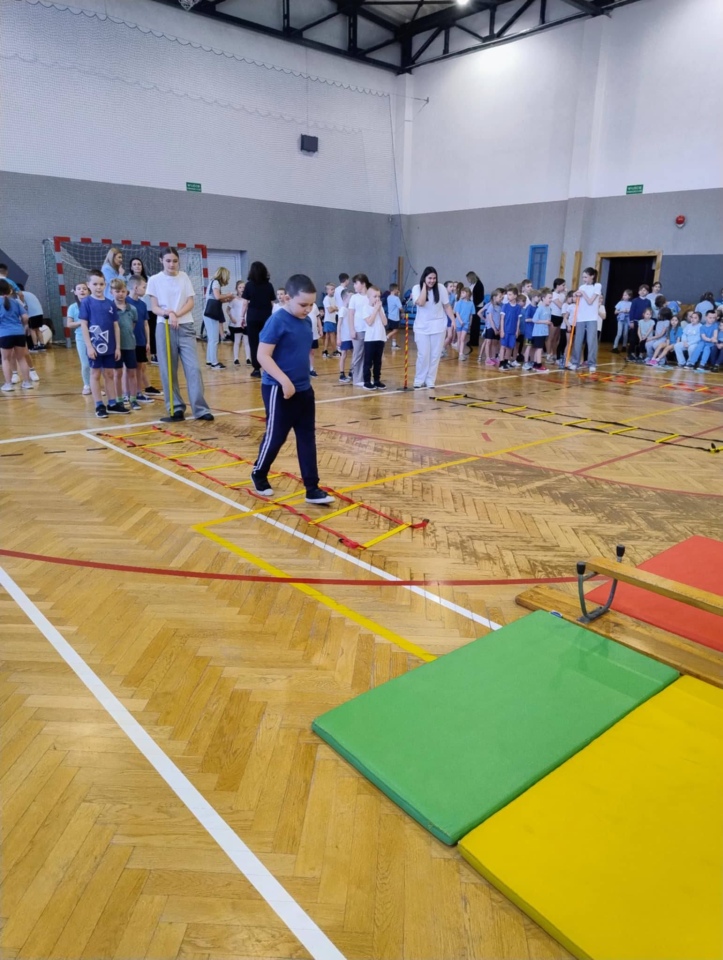 Niebieskie igrzyska w SP 10 w Ostrołęce - zdjęcie #33 - eOstroleka.pl