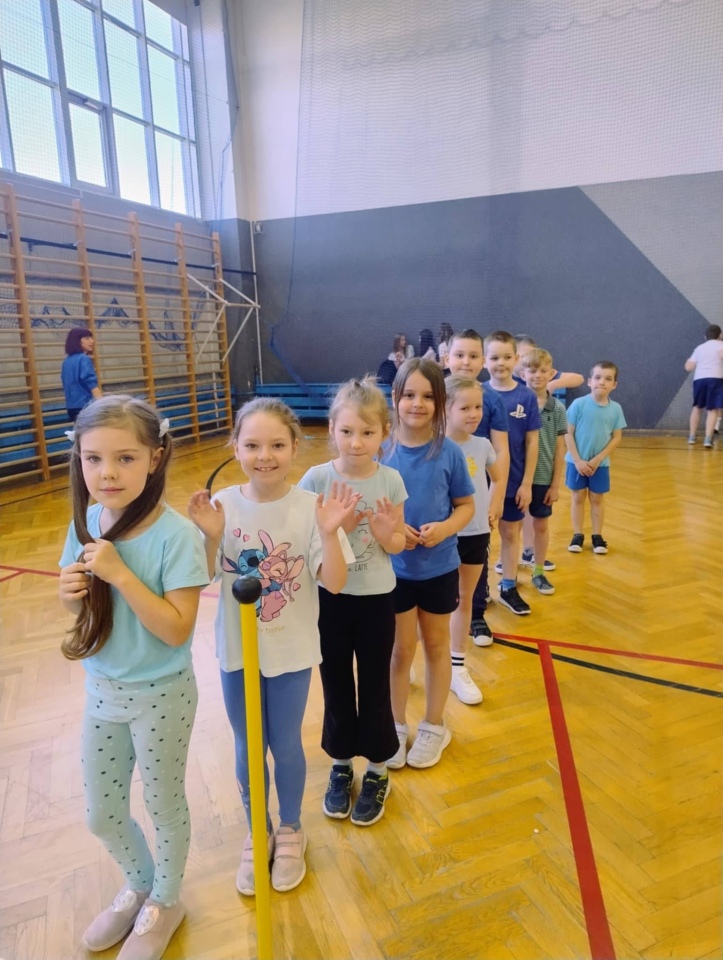 Niebieskie igrzyska w SP 10 w Ostrołęce - zdjęcie #32 - eOstroleka.pl