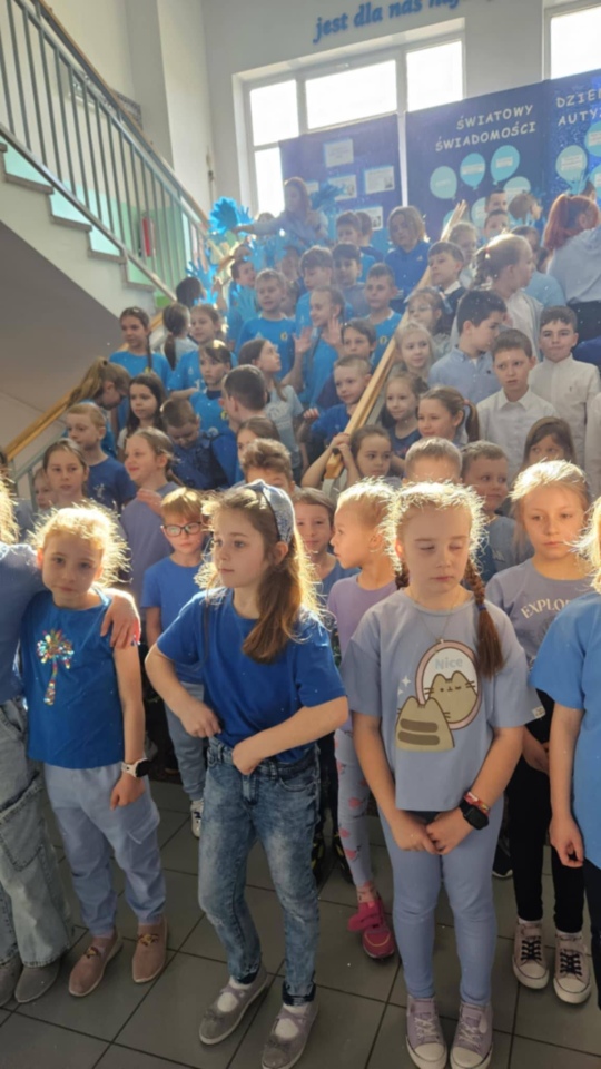 Niebieskie igrzyska w SP 10 w Ostrołęce - zdjęcie #31 - eOstroleka.pl