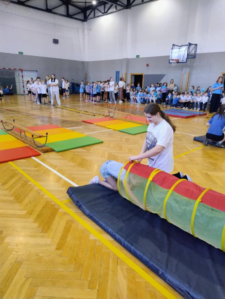 Niebieskie igrzyska w SP 10 w Ostrołęce - zdjęcie #30 - eOstroleka.pl