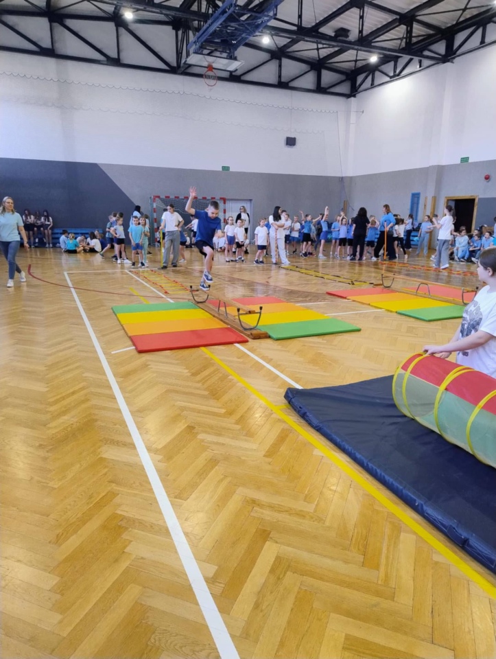 Niebieskie igrzyska w SP 10 w Ostrołęce - zdjęcie #29 - eOstroleka.pl