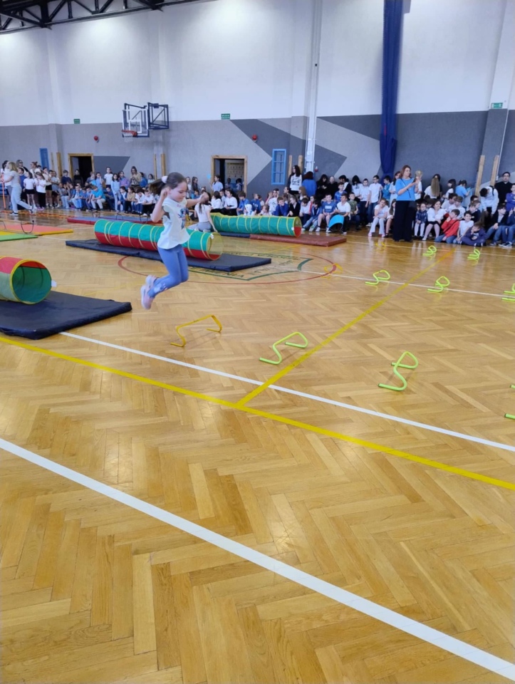 Niebieskie igrzyska w SP 10 w Ostrołęce - zdjęcie #28 - eOstroleka.pl