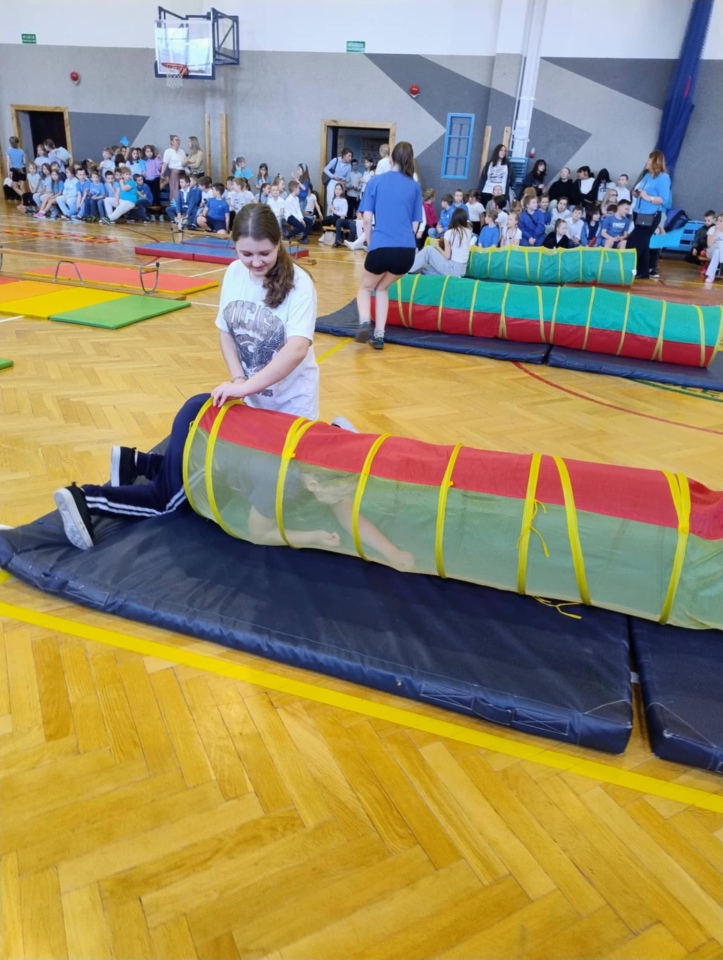 Niebieskie igrzyska w SP 10 w Ostrołęce - zdjęcie #27 - eOstroleka.pl