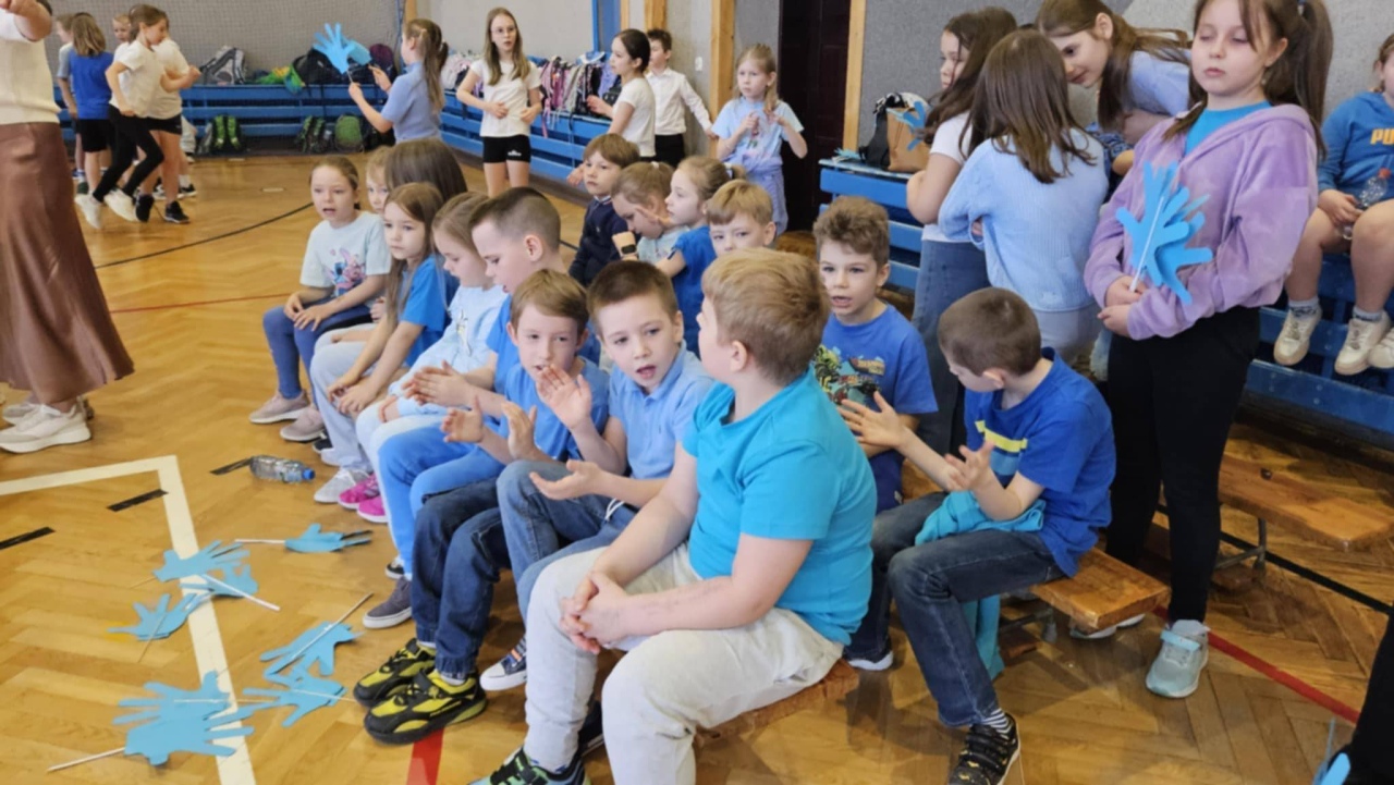 Niebieskie igrzyska w SP 10 w Ostrołęce - zdjęcie #26 - eOstroleka.pl