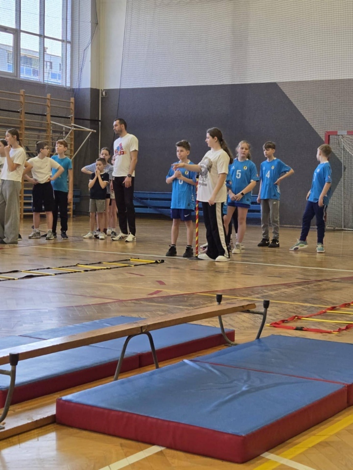 Niebieskie igrzyska w SP 10 w Ostrołęce - zdjęcie #25 - eOstroleka.pl