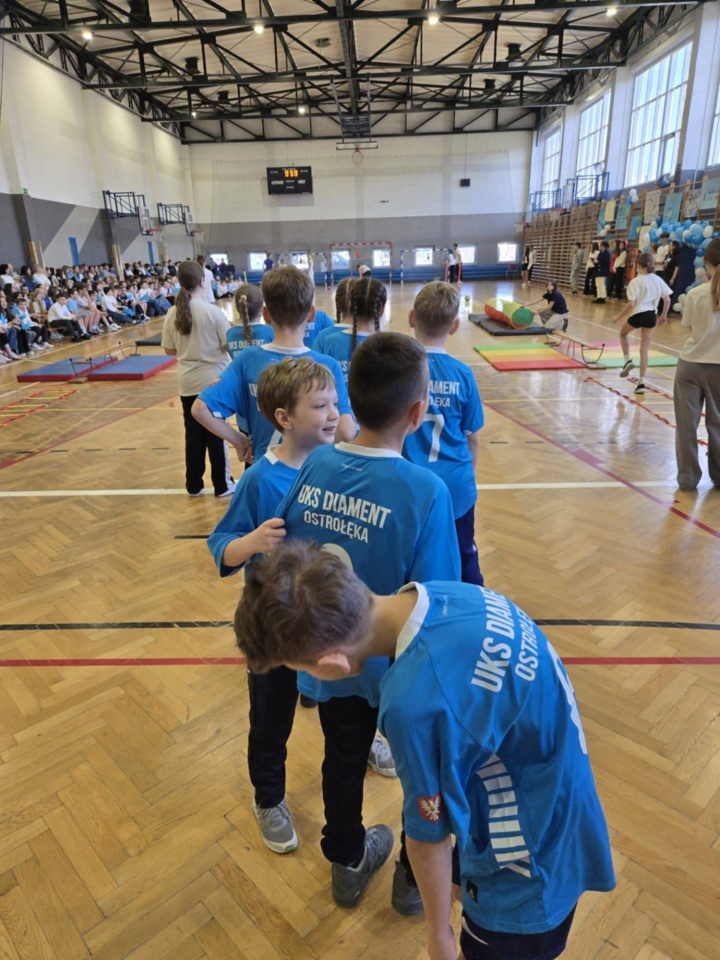 Niebieskie igrzyska w SP 10 w Ostrołęce - zdjęcie #24 - eOstroleka.pl