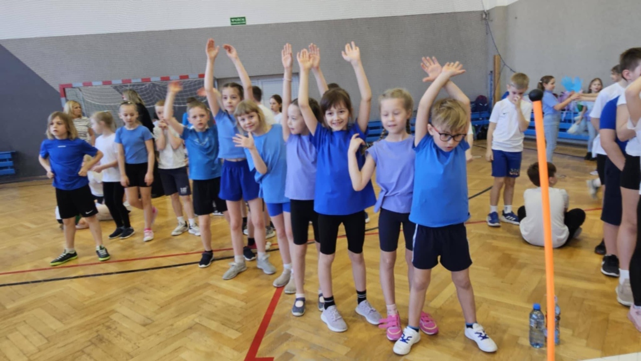 Niebieskie igrzyska w SP 10 w Ostrołęce - zdjęcie #22 - eOstroleka.pl