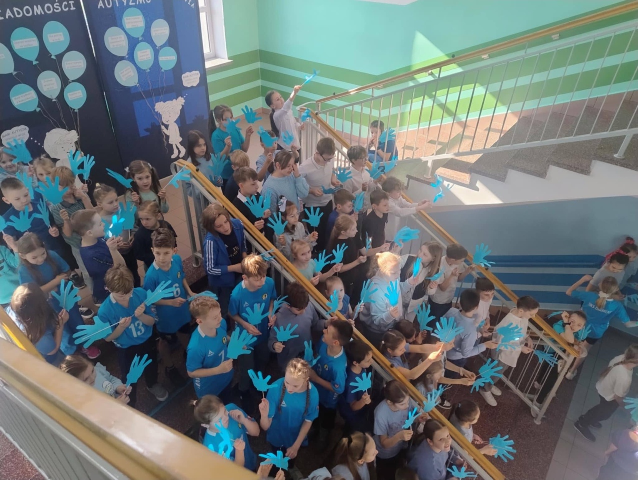 Niebieskie igrzyska w SP 10 w Ostrołęce - zdjęcie #21 - eOstroleka.pl