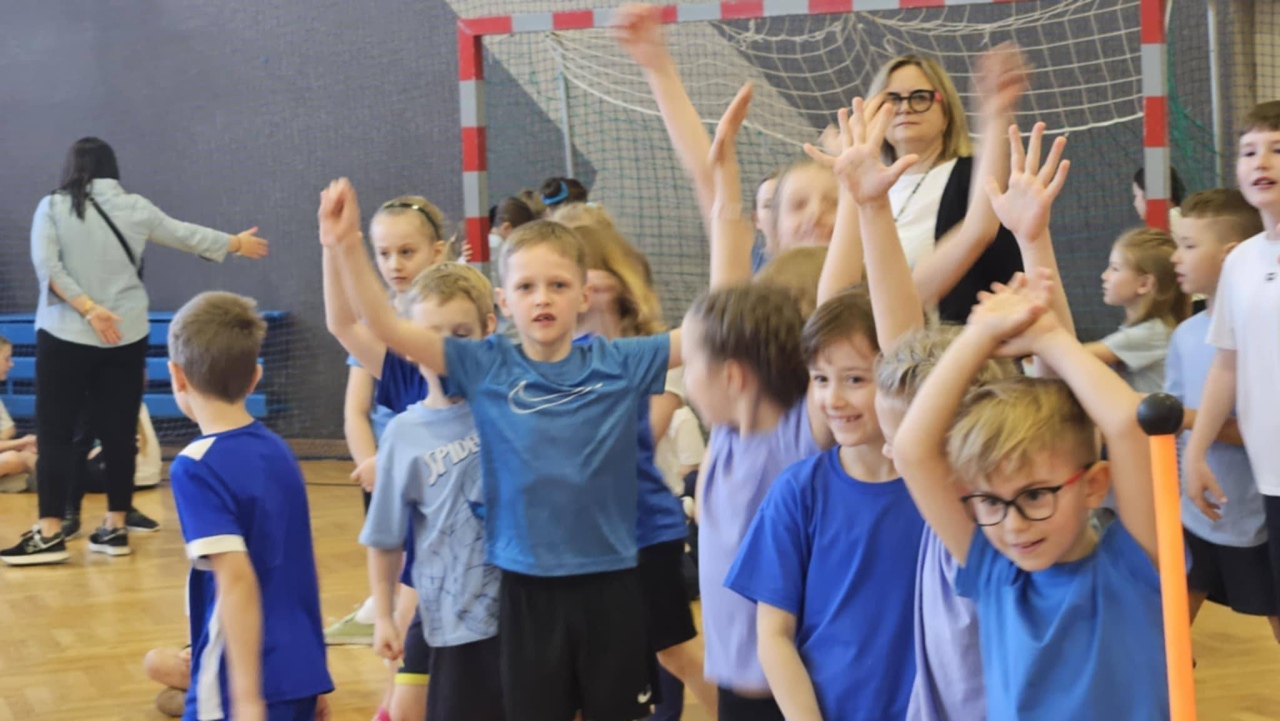 Niebieskie igrzyska w SP 10 w Ostrołęce - zdjęcie #19 - eOstroleka.pl