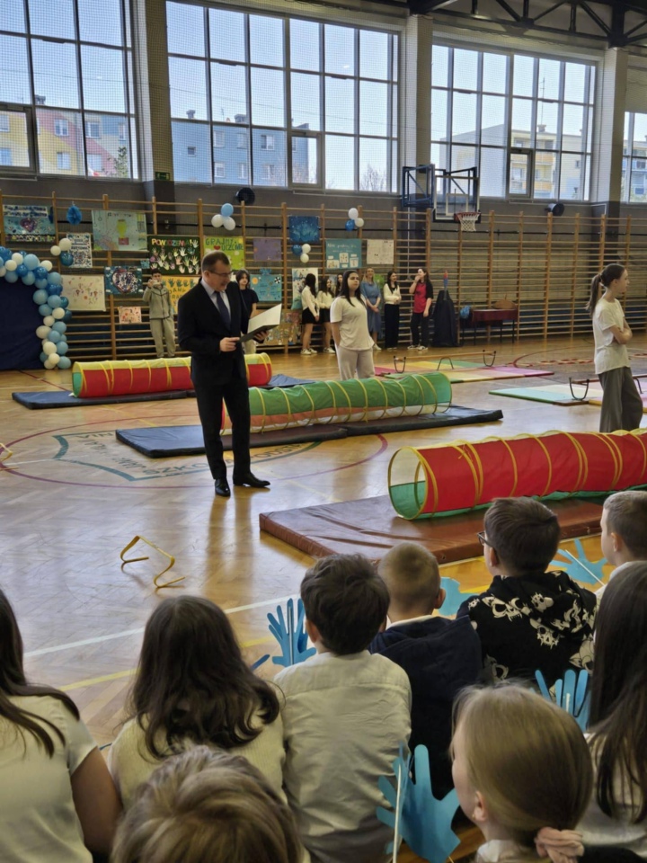 Niebieskie igrzyska w SP 10 w Ostrołęce - zdjęcie #17 - eOstroleka.pl