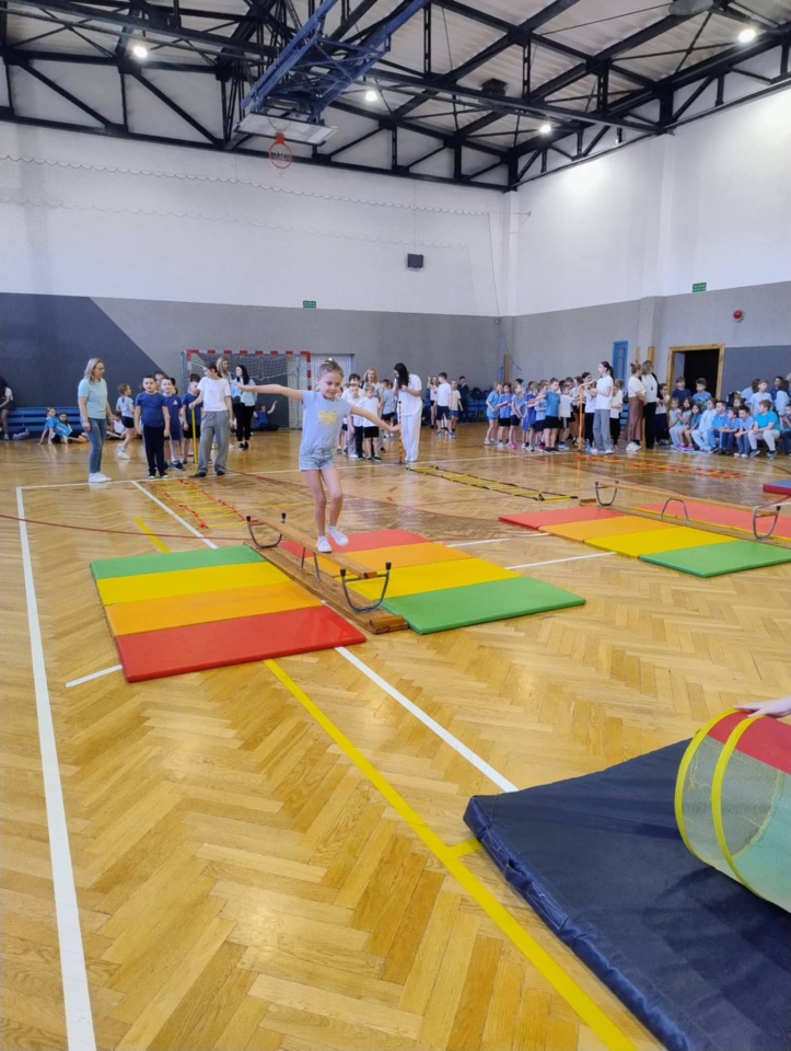 Niebieskie igrzyska w SP 10 w Ostrołęce - zdjęcie #16 - eOstroleka.pl