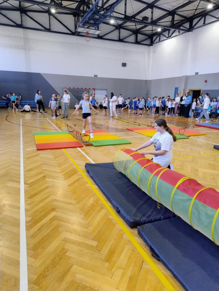 Niebieskie igrzyska w SP 10 w Ostrołęce - zdjęcie #15 - eOstroleka.pl